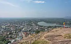 Aussicht auf die Stadt und den See vom Ethagala