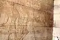 Kumma-Tempel: Chnum mit Widderkopf (links) and Tuthmosis III (Mitte) mit einem Kiebitz in der Hand, der sich auf Hathor (rechts) zubewegt