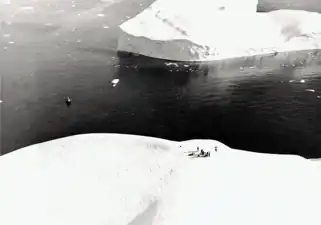Filmteam auf einem Eisberg