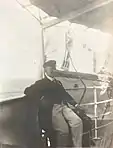 Private Fotos: Die Thalia vor Anker liegend (Aufnahme aus einem Beiboot) und ein vor einem Rettungsboot steuerbord sitzender Passagier