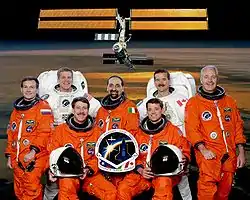 v. l. n. r. vorne sitzend: Kent Rominger, Jeffrey Ashby;hinten stehend: Juri Lontschakow, Scott Parazynski, Umberto Guidoni, Chris  Hadfield, John Phillips