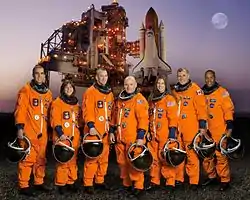 v. l. n. r. Richard Mastracchio, Barbara Morgan, Charles Hobaugh, Scott Kelly, Tracy Caldwell, Dafydd Williams und Alvin Drew