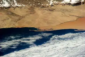 Satellitenaufnahme der Walfischbucht (links) mit dem Pelican Point (mittig)