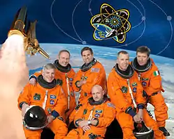 Vorne sitzend v. l. n. r. Gregory H. Johnson, Mark Kelly, Andrew Feustel, hintere Reihe v. l. n. r.Michael Fincke, Greg Chamitoff, Roberto Vittori