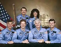 v. l. n. r. Vorne: Richard Mullane, Steven Hawley, Henry Hartsfield, Michael Coats;Hinten: Charles Walker, Judith Resnik