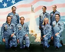 v. l. n. r. Vorne: Karol Bobko, Donald Williams, Rhea Seddon, Jeffrey HoffmanHinten: David Griggs, Charles Walker, Jake Garn