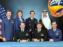v. l. n. r. Vorne: John Creighton, Daniel Brandenstein, John Fabian; Hinten: Steven Nagel, Shannon Lucid, Patrick Baudry, Sultan bin Salman bin Abdulaziz Al Saud