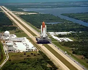 Ein Crawler mit Space Shuttle Challenger und MLP auf dem Weg zu seinem letzten Flug am 28. Januar 1986