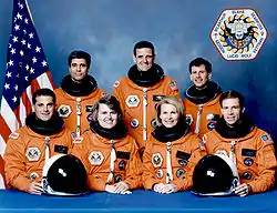 v. l. n. r. Hinten: John Blaha, William S. McArthur, Martin FettmanVorne: David  Wolf, Shannon Lucid, Rhea Seddon, Richard Searfoss