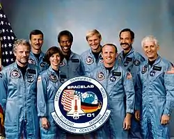 v. l. n. r. Vorne: Reinhard Furrer, Bonnie Dunbar, James Buchli, Henry Hartsfield;Hinten: Steven Nagel, Guion Bluford, Ernst Messerschmid, Wubbo Ockels