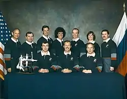 v. l. n. r. Vorne: Wladimir Deschurow, Robert Gibson, Anatoli Solowjow;Hinten: Norman Thagard, Gennadi Strekalow, Gregory Harbaugh, Ellen Baker, Charles Precourt, Bonnie Dunbar, Nikolai Budarin