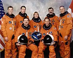 v. l. n. r. Vorne: Scott Altman, Richard Searfoss; Hinten: James Pawelczyk, Richard Linnehan, Kathryn Hire, Davydd Williams, Jay Buckey