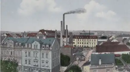 Fries & Höpflinger vor 1911.Am Horizont rechts die Altstadt. Vorne Wohnhäuser der südlichen Cramerstraße, dahinter die südliche Sattlerstraße. Das Areal wurde später zum VKF Werk 1 vereint, unter Einbeziehung der beiden südlichen Straßenabschnitte