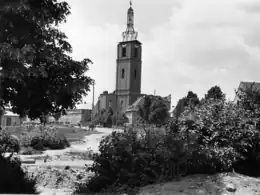 Zerstörte Kirche mit neu errichtetem Pfarrhaus(vgl. Bild links daneben)vor 1952