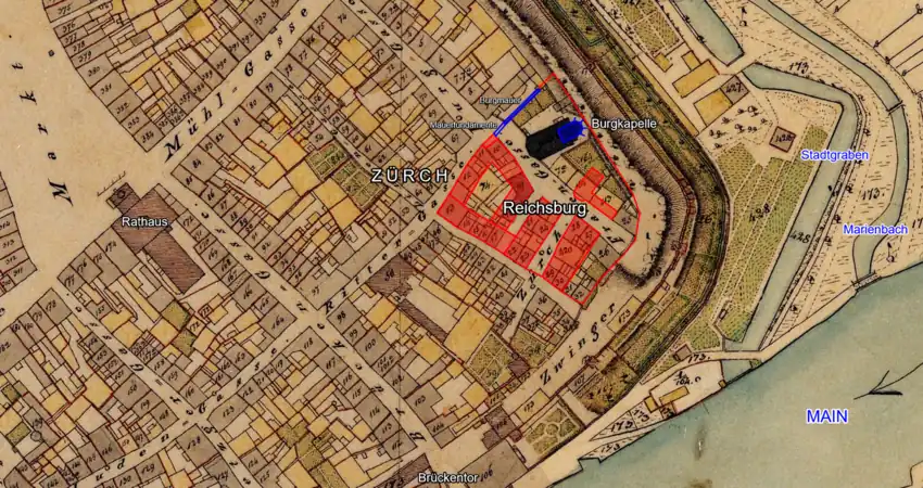 Skizze der Reichsburg auf Grundlage einer Lageskizze von Raimund Röthlein nach Angaben von Dirk Rosenstock und einer Planskizze von R. Röthlein im Historischen Lexikon Bayerns. die sich auf die historische Blockrandbebauung der Wohnhäuser bezieht, die bis heute erhalten ist.Grundlage der obigen Skizze: BayernAtlas, Bayerische Uraufnahme (1808–1864).Blau: Vorhandene Bauteile. Rot: Nicht mehr vorhandene Bauteile