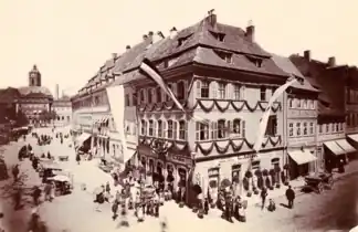 Nord- und Ostseite.Rückertstraße (rechts) mit Rückerthaus am 100. Geburtstag von Friedrich Rückert.16. Mai 1888