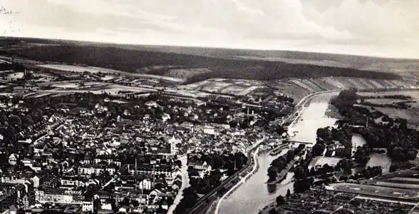 Schweinfurter Innenstadt, im Hintergrund mit dem bewaldeten Hainberg und rechts dem Main (Foto von 1937).Auf den Feldern vor dem Hainberg entstanden in der Nachkriegszeit die Stadtteile Hochfeld und Deutschhof