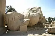 Torso der schweren Statue