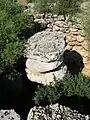 Steinerne Säule in der Mitte des Talaiot