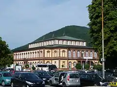 Südostansicht:Haupteingang rechts