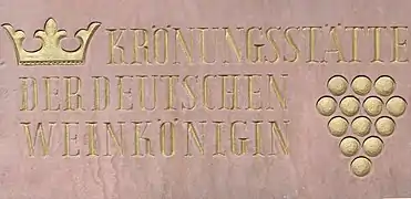 Inschrift beim Saalbau: „Krönungsstätte der Deutschen Weinkönigin“
