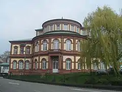 Westansicht:halbrunder Vorbau