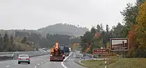 Blick von der A 9 in Richtung Brücke und auf Unterrichtungstafeln