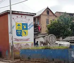Wappen des Ortes auf einer Hauswand am Ortseingang