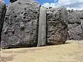 In eine Mauer eingearbeiteter gigantischer „Zylinder“
