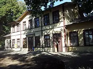 Empfangsgebäude Sadurki (Nałęczów)aus dem Jahr 1876 (straßenseitig)
