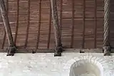 Holzdecke mit geschnitzten Balken