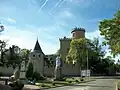 Gefallenendenkmal, Marienstatue und Schloss