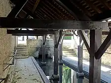 Innenansicht mit Aufhängevorrichtung für Wäsche - links an der Wand