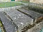 Gräber der Familie von Maine de Biran neben der Kirche
