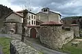 Befestigungsmauer mit Türmen, im Hintergrund die ehemalige Prioratskirche Saint-Jean-Baptiste