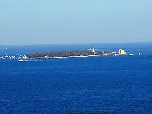 Blick auf die Insel Saint-Honorat von der Küste