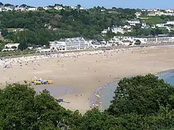 Die Bucht von Saint Brélade an einem Sommertag