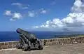 Geschütz und Blick auf Sint Eustatius