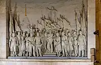 Narwskaja, St. Petersburg (1955):Die Bevölkerung vereint unter Lenin, Geschichte/Tradition und Zukunft/Aufbau verbunden; die Fahne im Zentrum trägt das Schlagwort Слава Труду (Slawa Trudu, dt. Ruhm (gelte) der Arbeit)