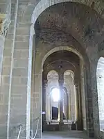 Halbtonne über Empore