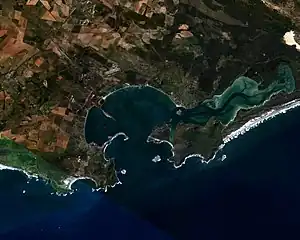 Saldanha Bay (Bildmitte) mit der Langebaan-Bucht aus dem Erdorbit gesehen