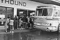 Älteres Modell vor einer Busstation 1965