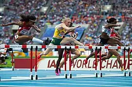 Im Finale v. l. n. r.: Sally Pearson (rotes Trikot) Sally Pearson (gelbes Trikot), Dawn Harper-Nelson (verdeckt), Tiffany Porter (britische Flagge auf dem Trikot)