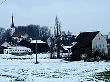 Salmanskirchen von Südosten, rechts „Schlosshäusel“.
