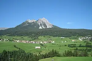 Salouf mit dem Piz Toissa
