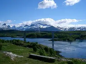 Saltstraumen am Saltfjord in Norwegen. Gebirge Børvasstindene im Hintergrund