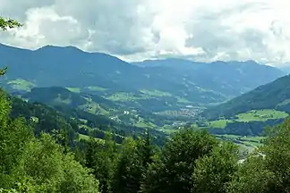 Die Schieferalpen bei Bischofshofen an der Salzach (Blickrichtung Süden, rechts im Hintergrund die Radstädter Tauern)
