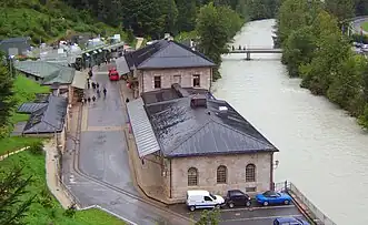 Salzbergwerk Berchtesgadenrechts: Mitterberghaus; links: Ferdinandberg Besuchereinfahrt