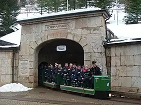 Grubenbahn mit Besuchern