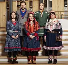 Foto von fünf Personen in samischer Tracht